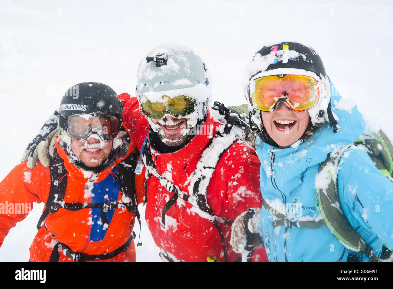 Eine weibliche und zwei männliche Ski Freerider Lächeln mit Schnee bedeckten Flächen im Skigebiet Niseko United auf der japanischen Insel Hokkaido.     Niseko United besteht aus vier Resorts auf einem Berg, Annupuri (1, 308 m). 100km südlich von Sapporo, N Stockfoto