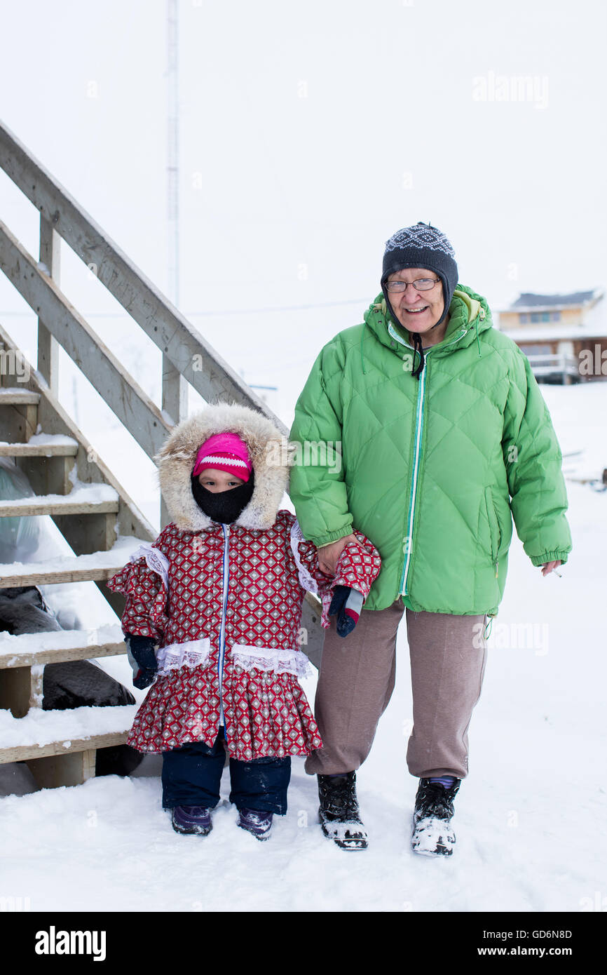 Porträt einer Inuit-Großmutter und Enkelin in Tuktoyaktuk, Nordwest-Territorien, Kanada, 11. März 2016. Stockfoto