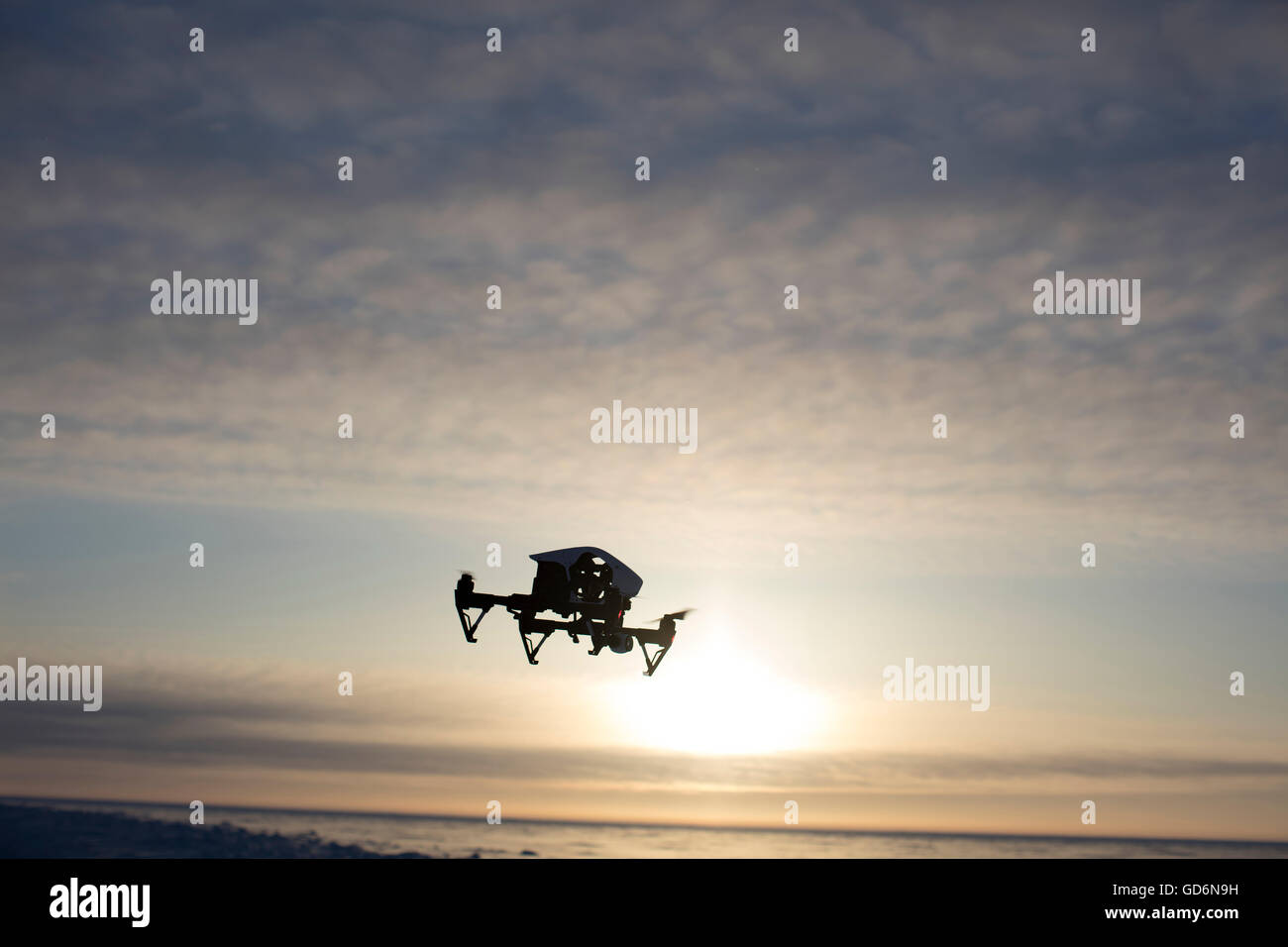 Eine DJI Inspire 1 Drohne fliegt über die arktische Tundra in Nordwest-Territorien, Kanada, 16. März 2016. Stockfoto