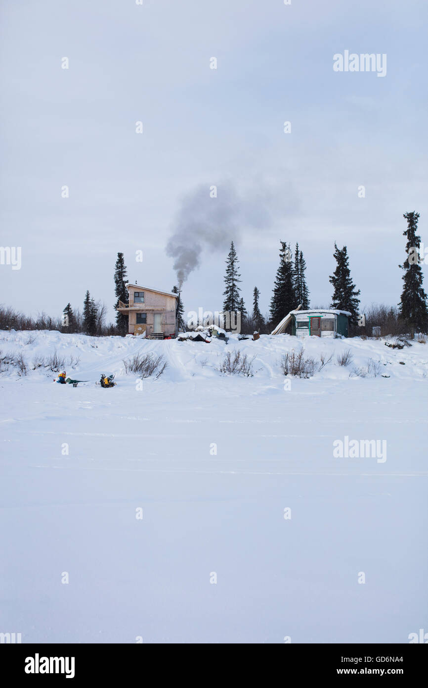 Ein off-Grid-Zuhause auf dem Mackenzie River Eis Weg außerhalb von Inuvik, Northwest Territories, Kanada, 17. März 2016. Stockfoto