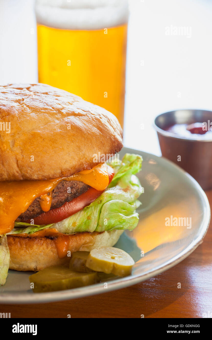 Küchenzeile Cheeseburger mit einem Bier, Küchenzeile Restaurant, Templeton, Kalifornien Stockfoto