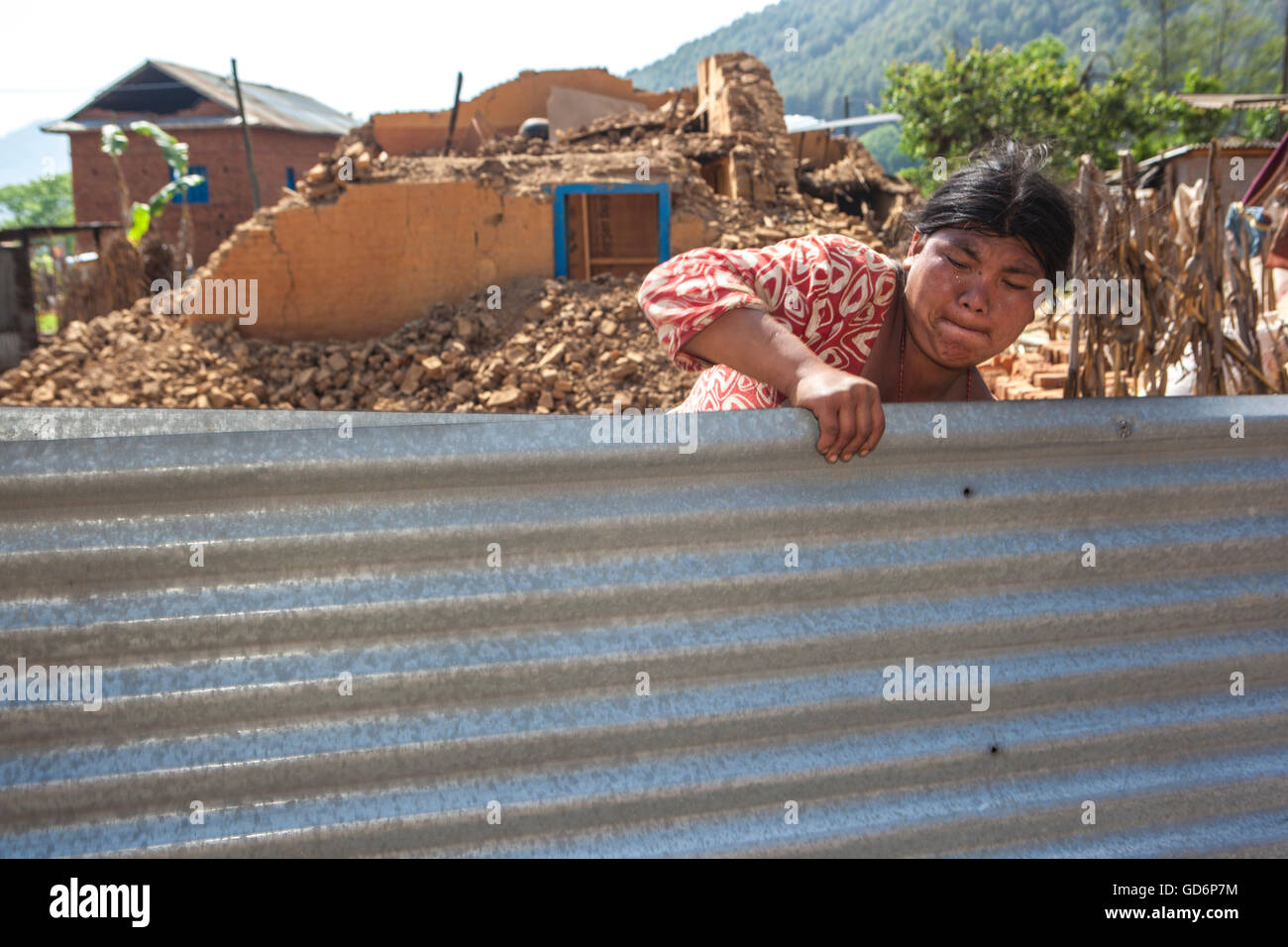Häuser gefallen haben, aber Menschen stehen hoch. Tamang Gemeinschaft von Lele Dorf helfen einander Wiederaufbau Häuser und Leben die Wiederherstellung verloren sie gegen grausame Erdbeben am 25. April 2015. Lele Village, 16 km von Patan. Nepal. Stockfoto