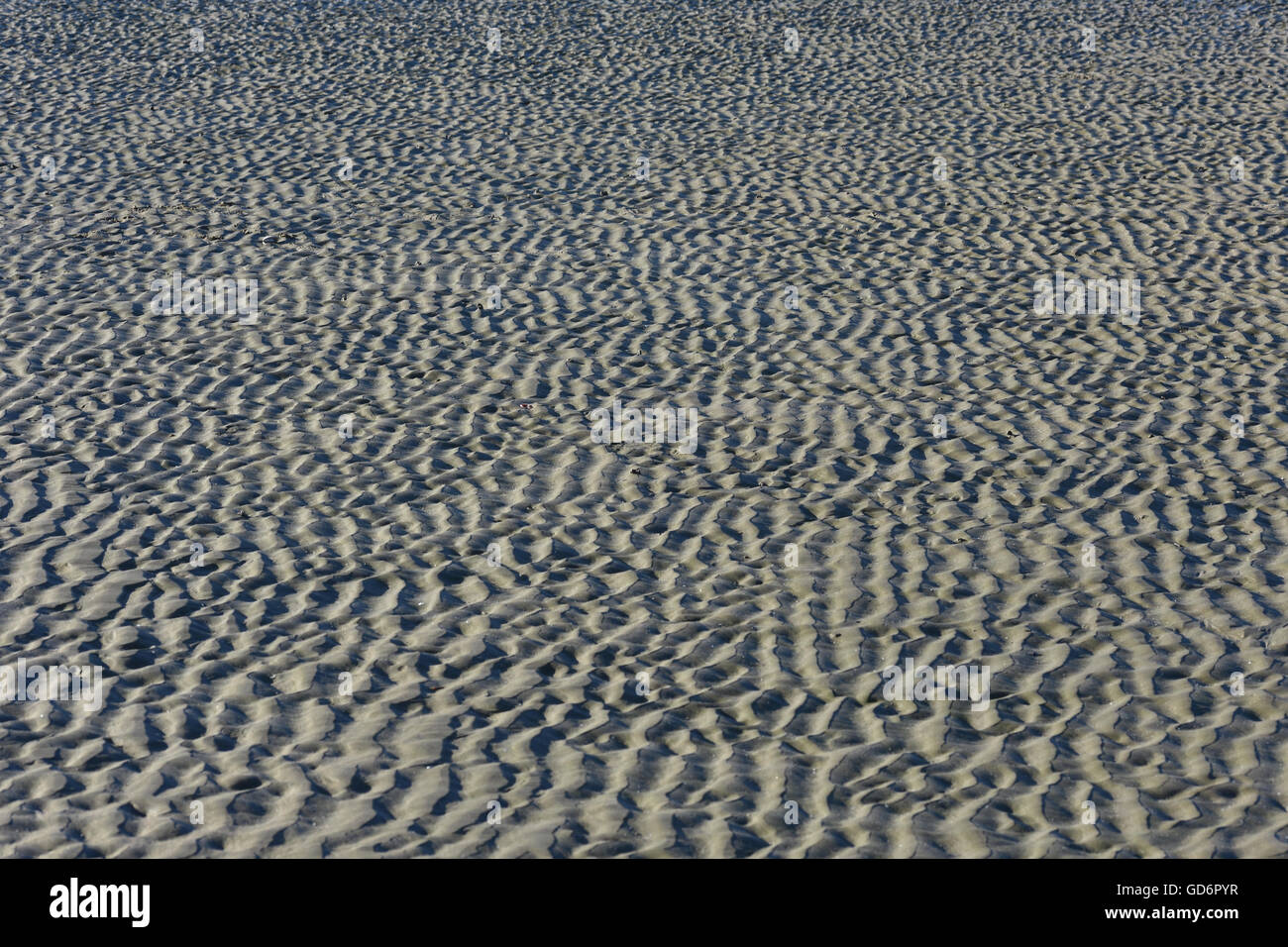 Muster im Sand erstellt von Wellen Stockfoto