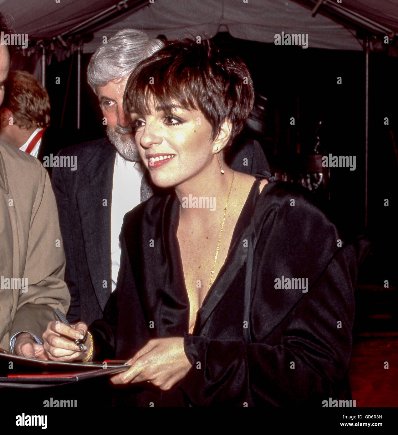 Washington, DC, USA, 22. Mai 1990 Liza Minnelli in der Kunst gegen AIds Spendenaktion für AmFar an das National Building Museum in Washington, DC.  Liza signiert Autogramm für Fan außerhalb der Veranstaltung. Bildnachweis: Mark Reinstein Stockfoto