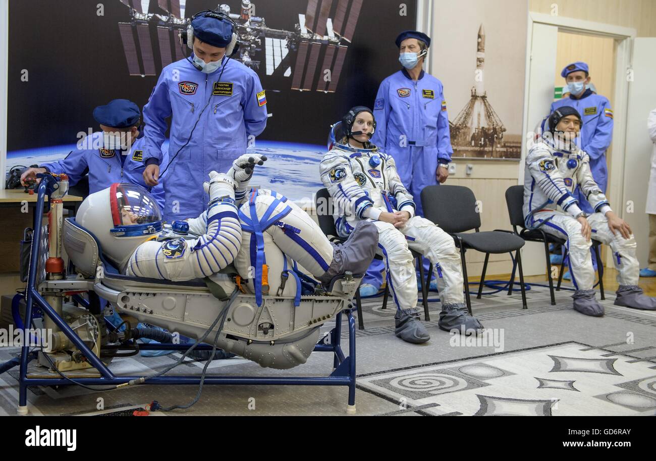 Internationale Raumstation ISS-Expedition 48 erstklassige Crew-Mitglieder haben ihre russische Sokol-Start und Eintrag passt Druck überprüft vor dem Start in Baikonur Kosmodrom 7. Juli 2016 in Kasachstan. Von links nach rechts: sitzend: russische Kosmonauten Anatoly Ivanishin, US-amerikanischer Astronaut Kate Rubens und japanische Astronaut Takuya Onishi. Stockfoto