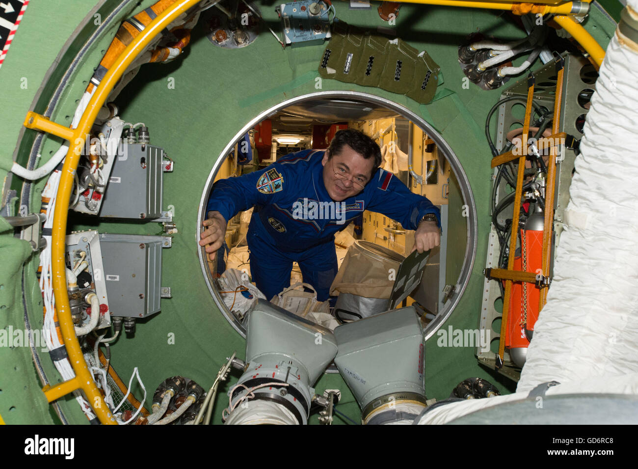 Russischer Kosmonaut Oleg Skripochka schwimmt herum innerhalb der internationalen Raumstation ISS 9. Juli 2016 in der Erdumlaufbahn. Stockfoto