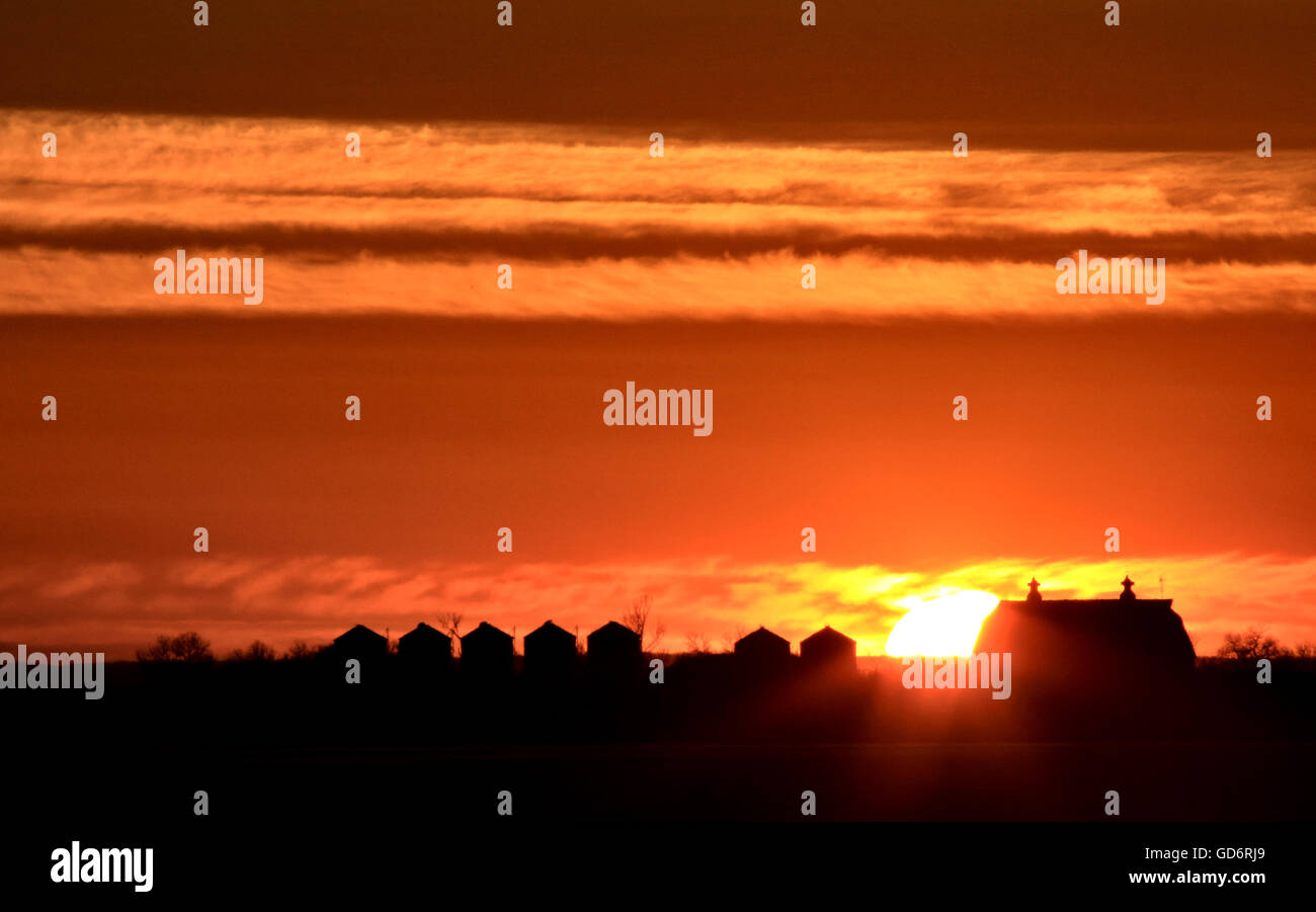 Sonnenuntergang Saskatchewan Bauernhof Orange Farbe Scheune des ländlichen Raums Stockfoto