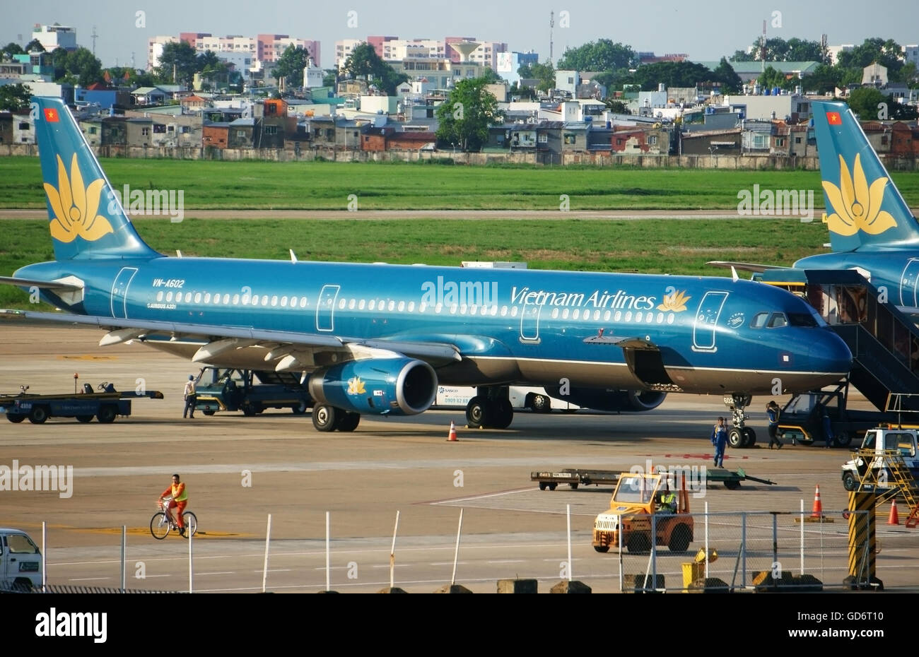 HO CHI MINH CITY, VIET NAM - MAY 6: Flugzeug Flughafen Tan Son Nhat zu transportieren, bereiten sie für den neuen Flug, Vietnam airline Stockfoto