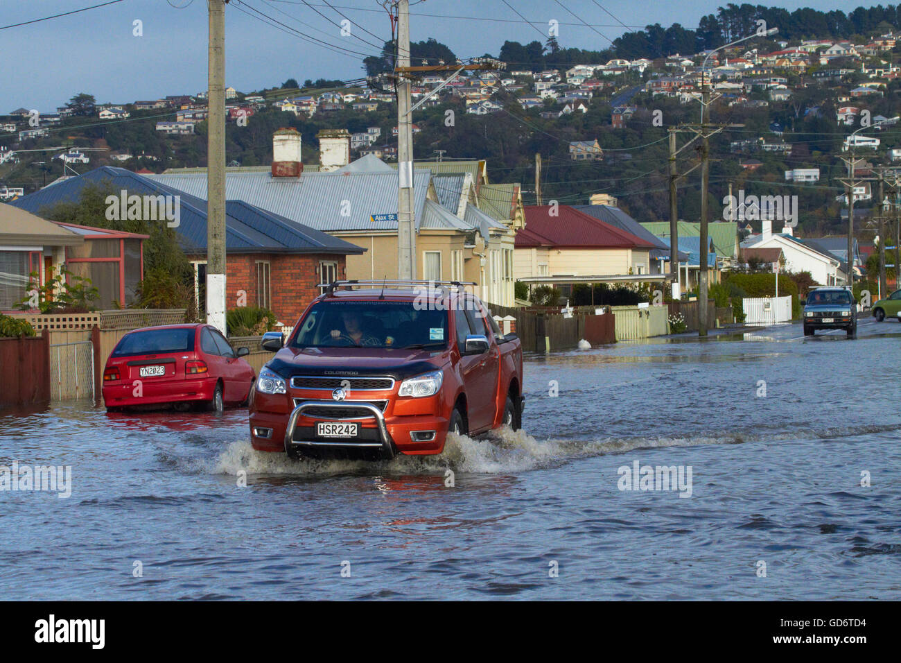 Verkehr auf überfluteten Bay View Road, South Dunedin Überschwemmungen, Dunedin, Südinsel, Neuseeland Stockfoto