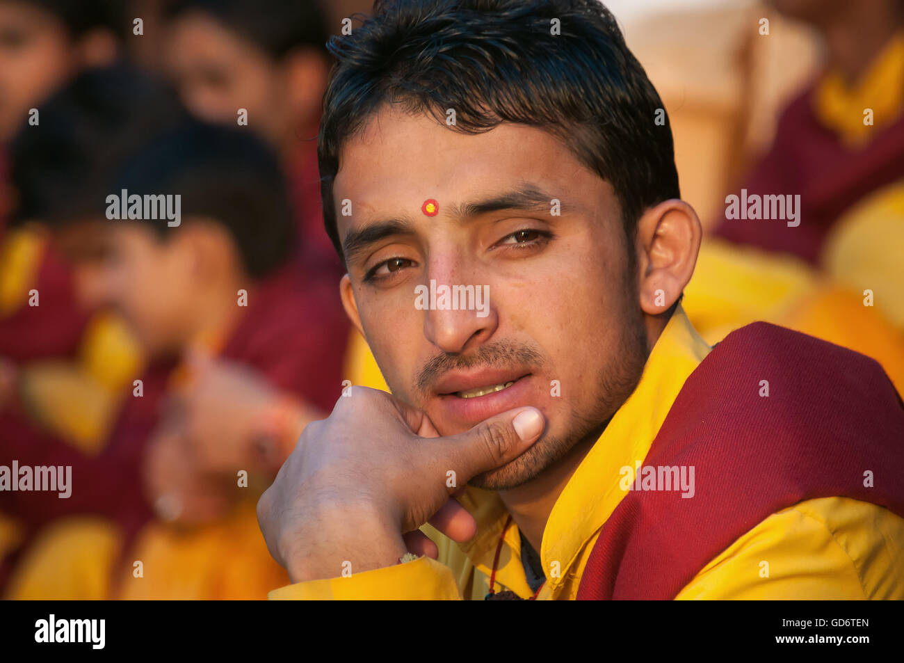 Nicht identifizierte junge Novizin auf Ganga Aarti Zeremonie im Parmarth Niketan Ashram bei Sonnenuntergang. Stockfoto