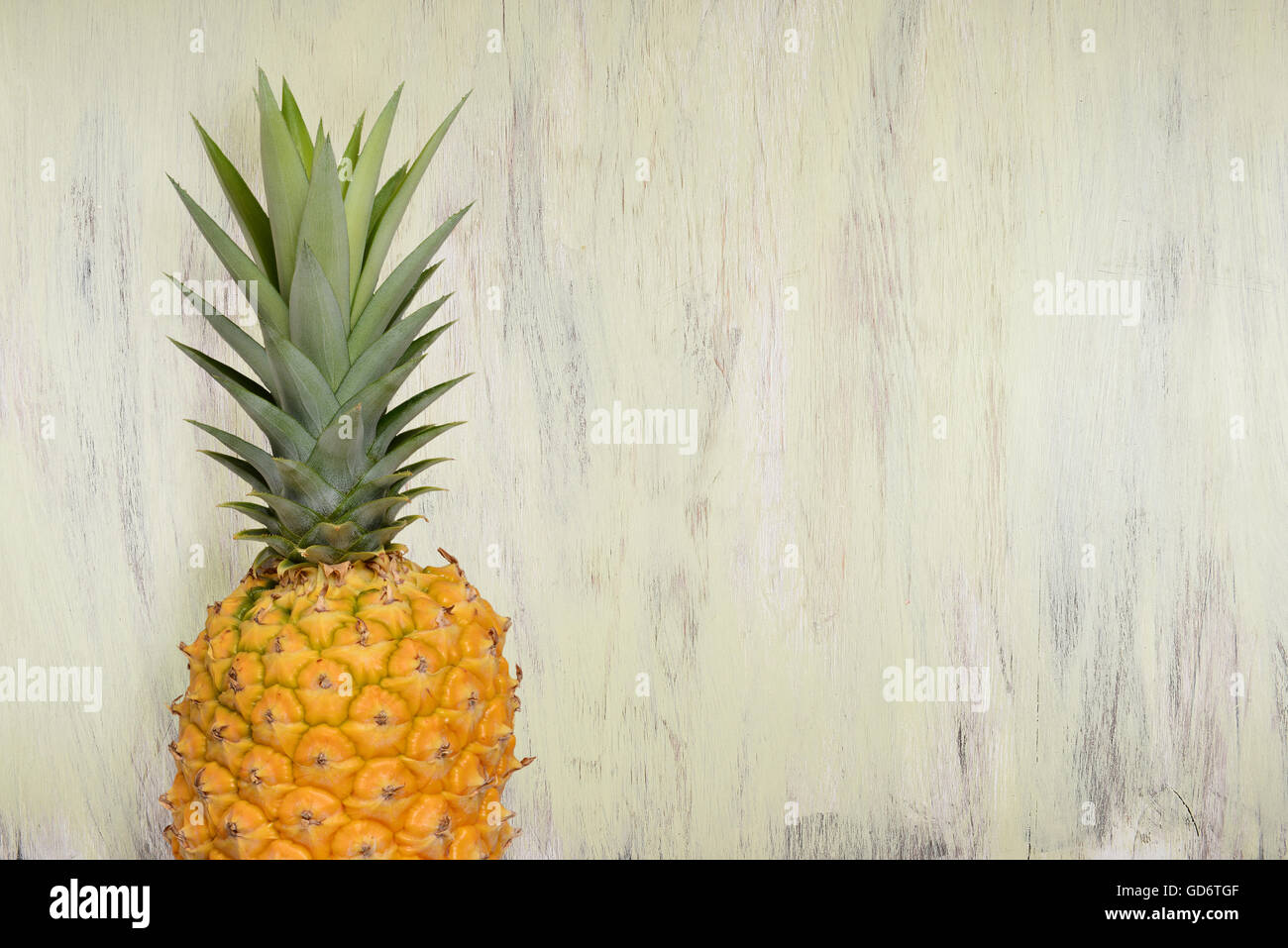 Eine frische reife Ananas auf notleidende grünem Holz Hintergrund mit textfreiraum Nahaufnahme. Stockfoto