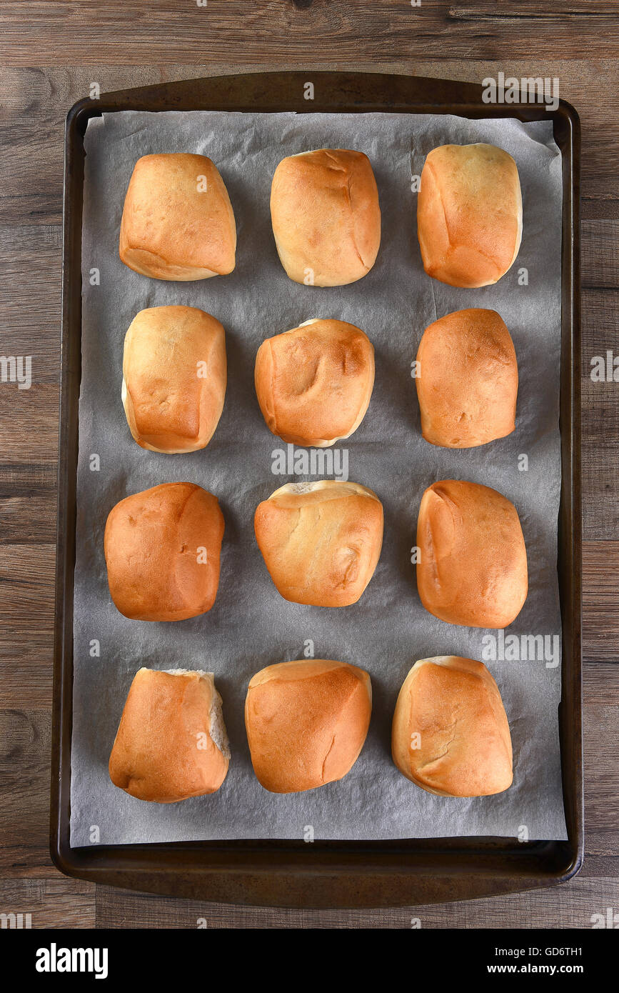 Draufsicht der frisch gebackene Abendessen Brötchen auf ein Backblech mit Backpapier legen. Stockfoto