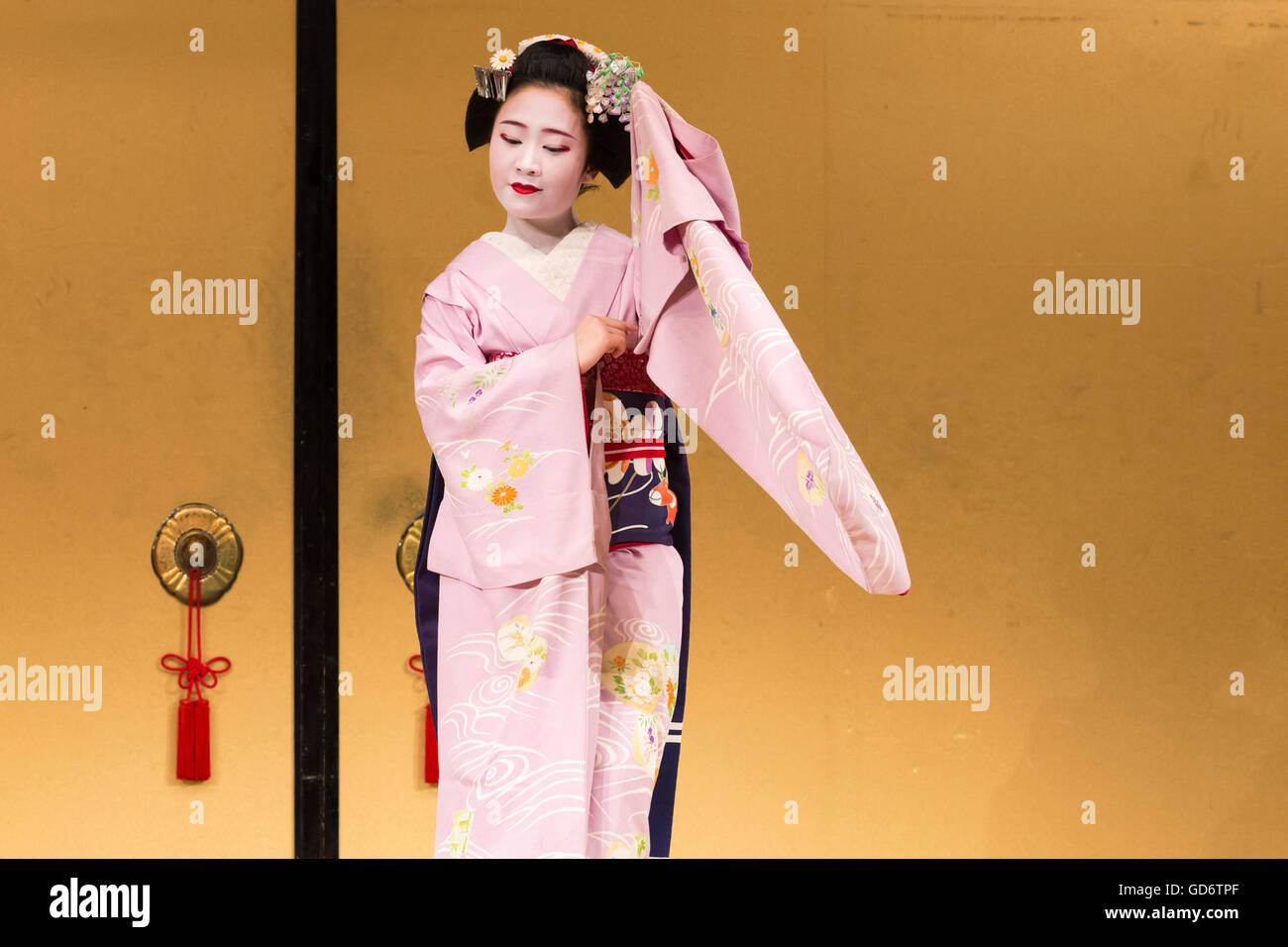 Durchführung von Kyomai, einen traditionellen Tanz in Kyoto Maiko (Geisha) Stockfoto