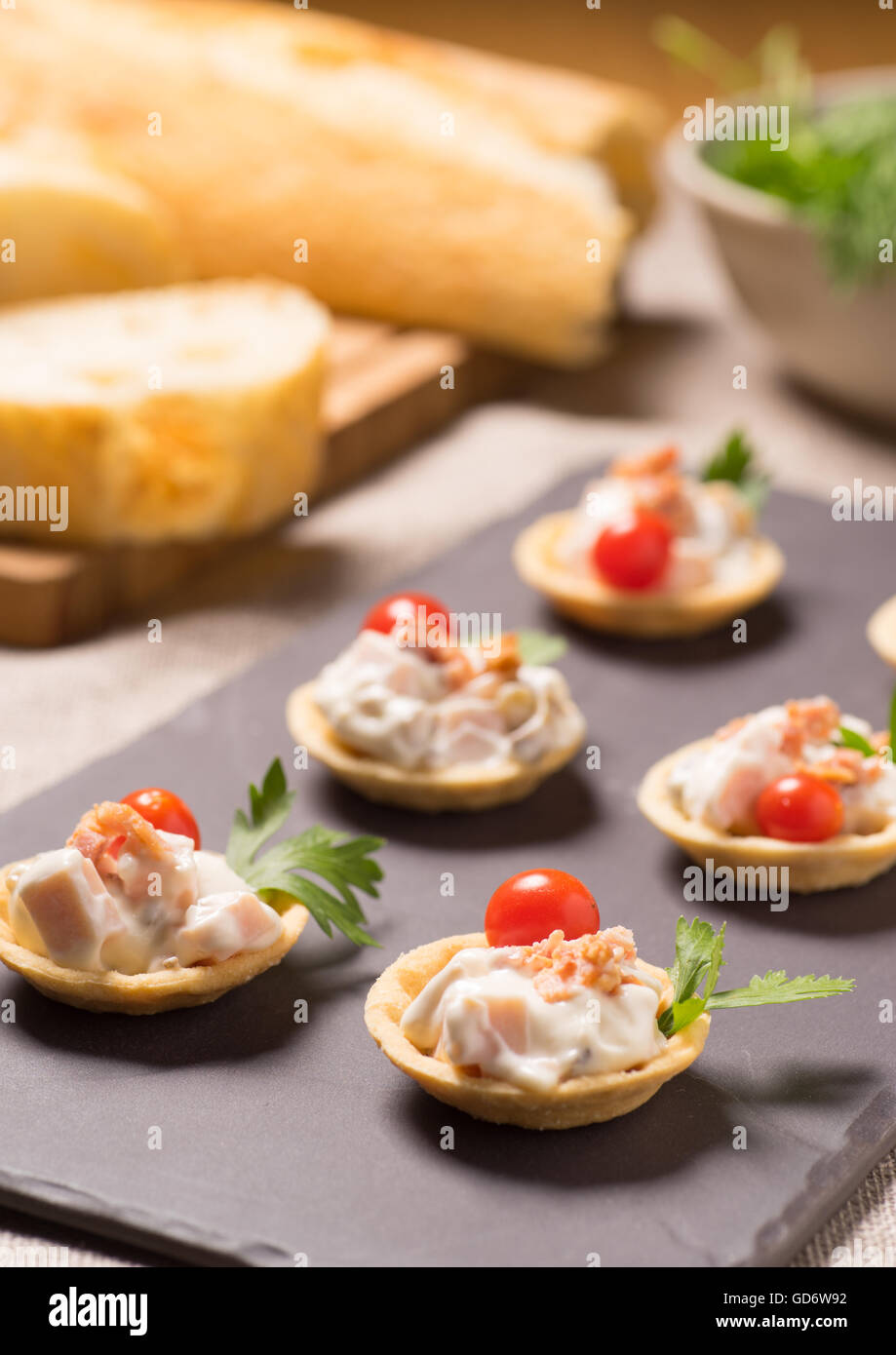 Kanapees, Vorspeise mit cremig-Hähnchen-Salat auf dem Schiefer ...
