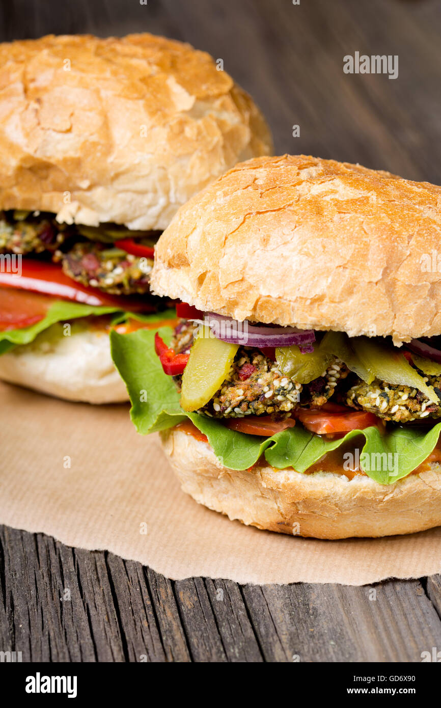 Vegane hausgemachte Mangold Burger Stockfoto