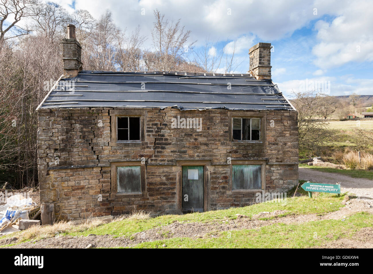 Verlassener Bauernhof Ferienhaus in Reparatur auf dem Lande. Derbyshire, Peak District, England, UK Stockfoto