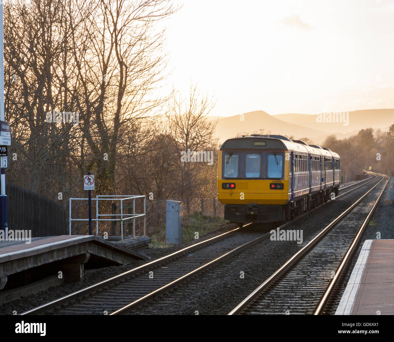 Lokale Zug, der Landschaft Bahnhof in Hathersage auf der Hope Valley Line an einem Frühlingsabend, Derbyshire, Peak District, England, Großbritannien Stockfoto