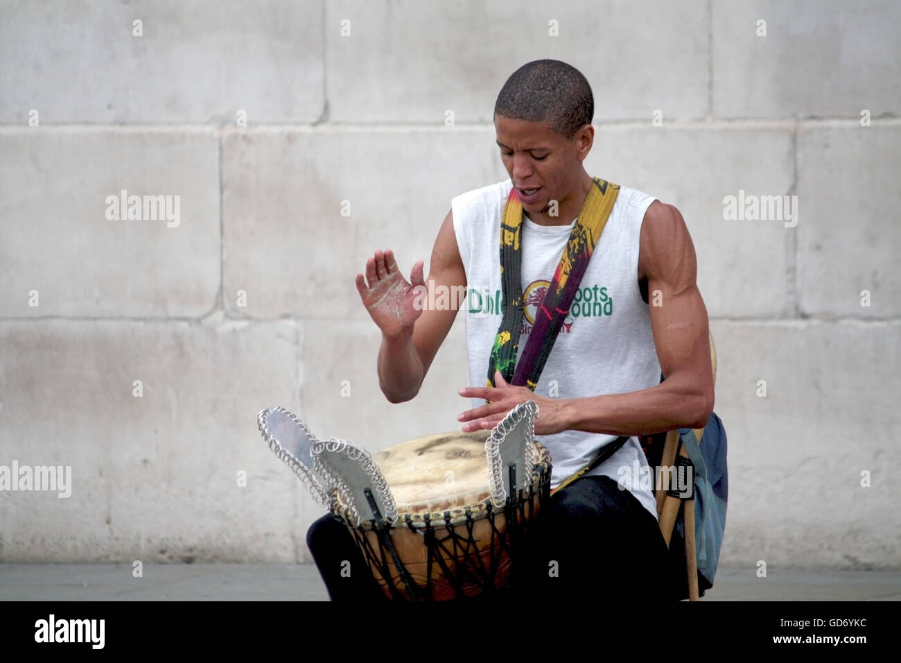 Unbekannter junger Mann spielt seine Bongo in der Straße von London. Stockfoto