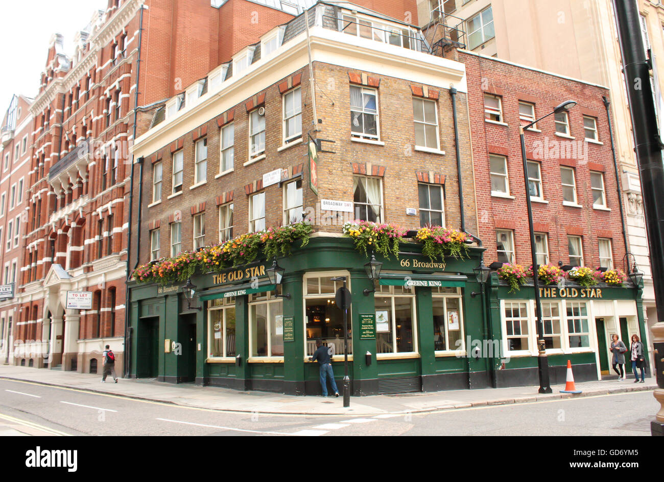 LONDON, UK - 16. August 2010: außen Tageslicht Blick auf "The Old Star" Taverne in London mit unbekannten Menschen. Stockfoto