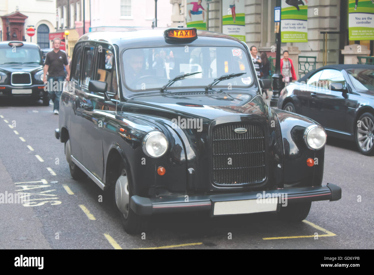 London, UK - August 19,2010: unbekannter Mann sitzt in seinem klassischen schwarzen Taxi Taxi für Kunden in London. Stockfoto