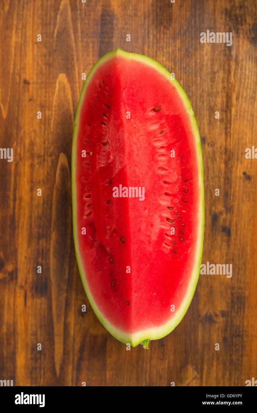 Wassermelone Slice auf rustikalen Holztisch, Draufsicht, selektiven Fokus Stockfoto