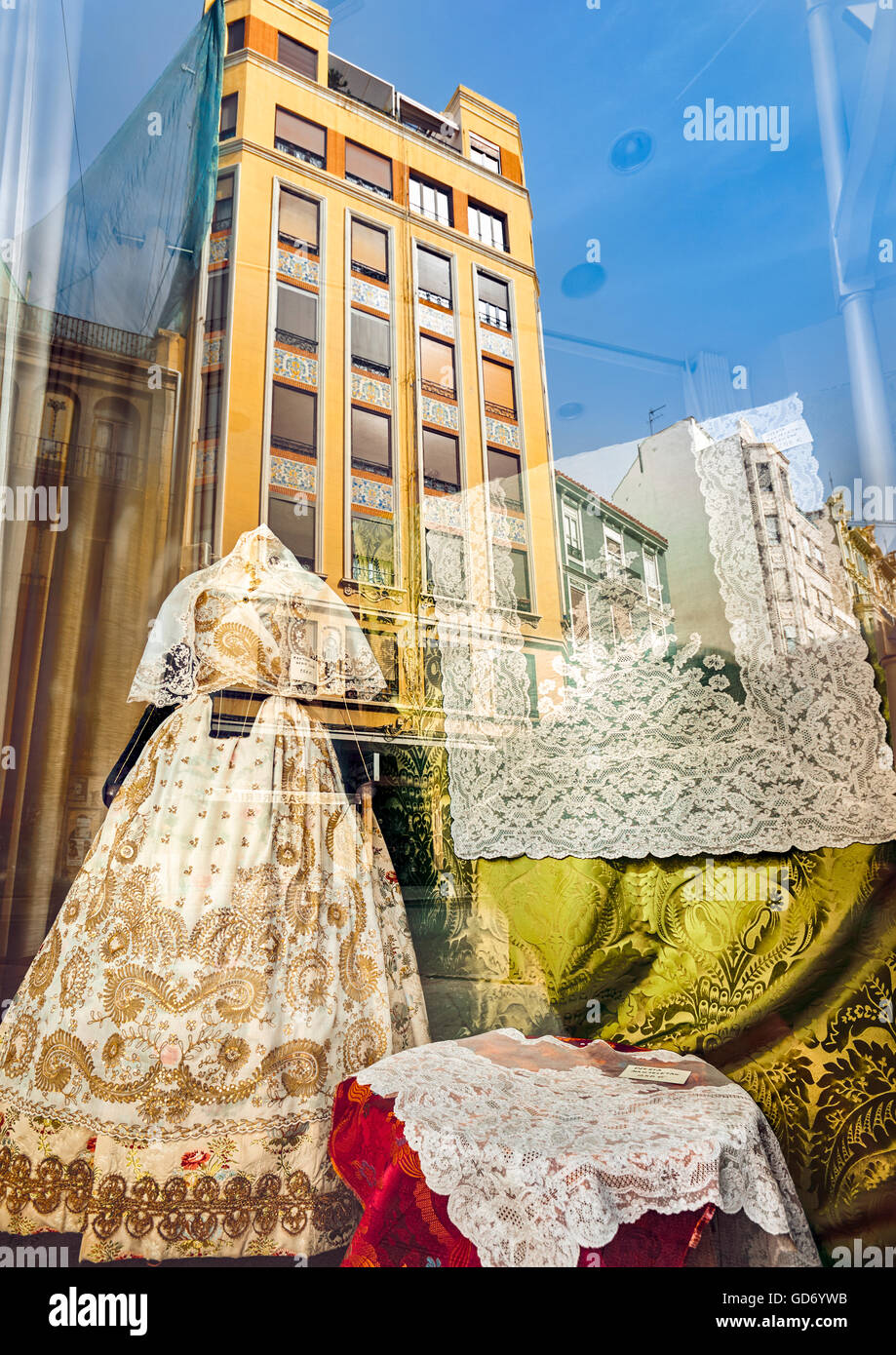 "Las Fallas" traditionellen Valencianisch Kostüm auf einen kleinen Laden. Valencia. Spanien Stockfoto