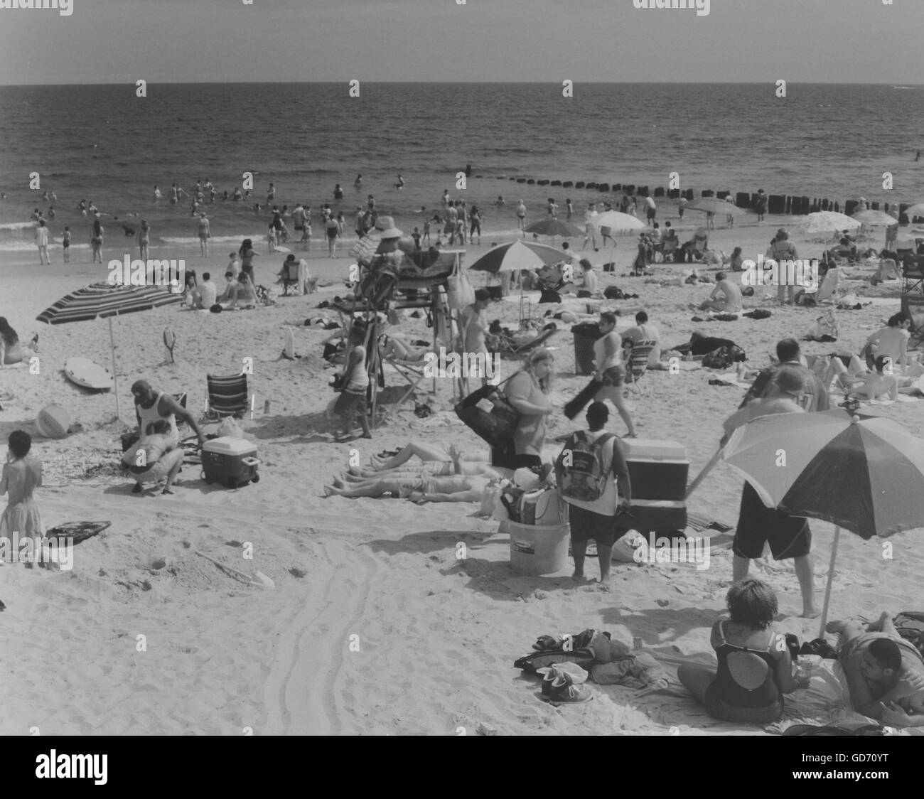 Strandbesucher entfliehen Sie der Hitze im Rockaway Beach im Stadtteil Queens von New York am 2. Juli 2011. (© Richard B. Levine) Stockfoto
