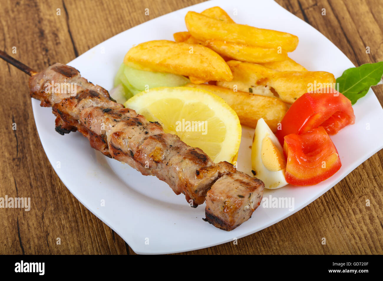 Traditionellen griechischen Küche Souvlaki mit Zitrone und Kartoffeln Stockfoto