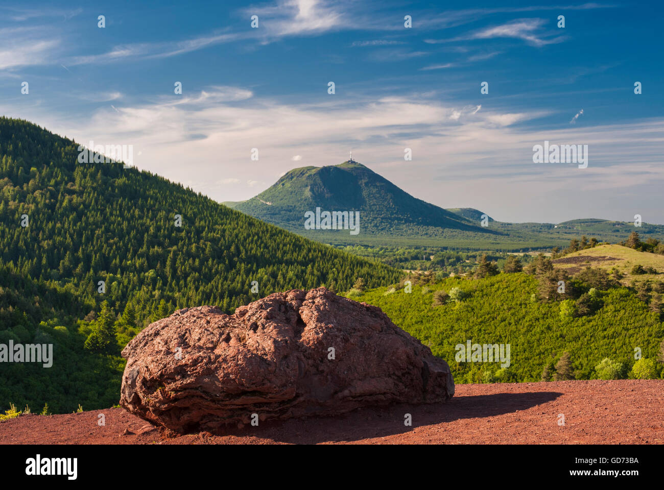 Blick Richtung Vulkan Puy de Dome von Vulkan Puy De La Vache Auvergne mit großen Basalt vulkanische Bombe im Vordergrund Stockfoto