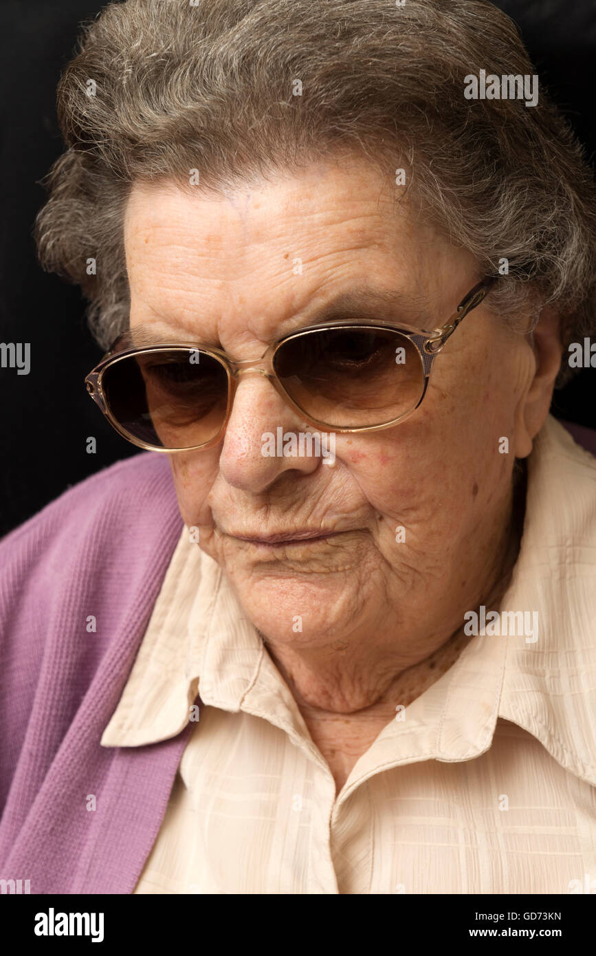 94 - Jahre alte Frau, die mit früh Demenz leiden Stockfoto