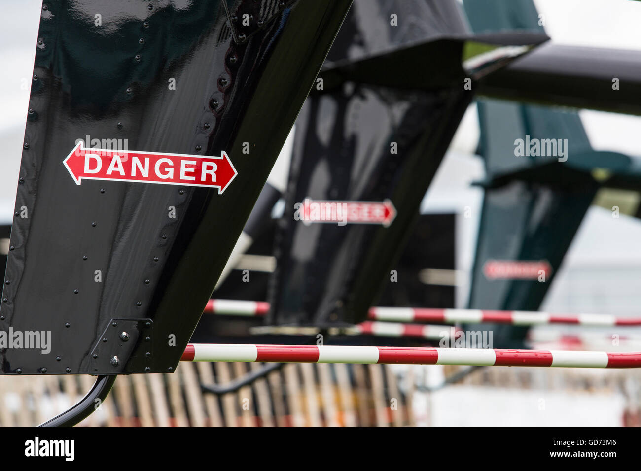 Detail die Heckflossen der drei Hubschrauber mit dem Wort Gefahr Prominente. Stockfoto