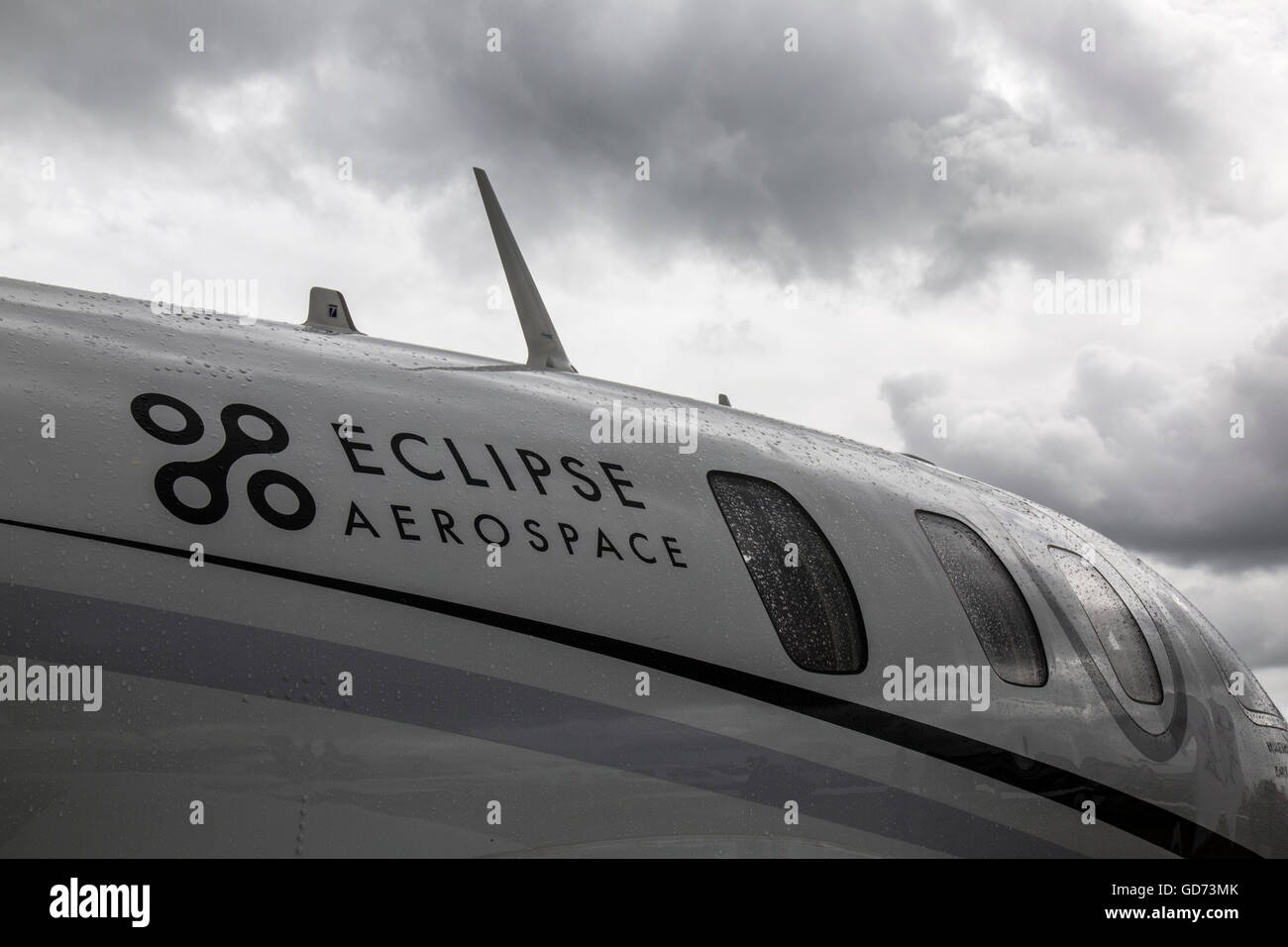 Detail von der Seite ein Eclipse 500 Business-Jet mit Gewitterwolken Overhead. Stockfoto