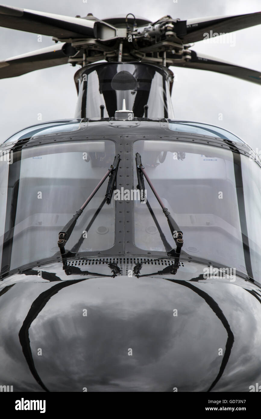 Fahren Sie auf Sicht des Cockpits eines Hubschrauber von AgustaWestland AW109SP. Stockfoto