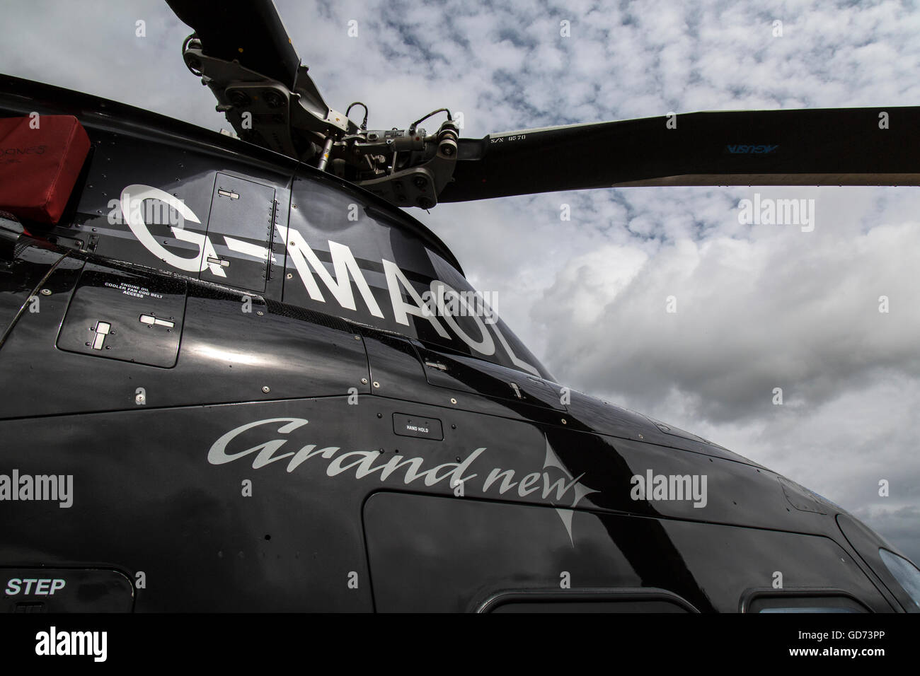 Detail von Rotor und Nabe von einem AgustaWestland (Leonardo-Finmeccanica) AW109SP Grandnew Heliocopter, G-MAOL. Stockfoto