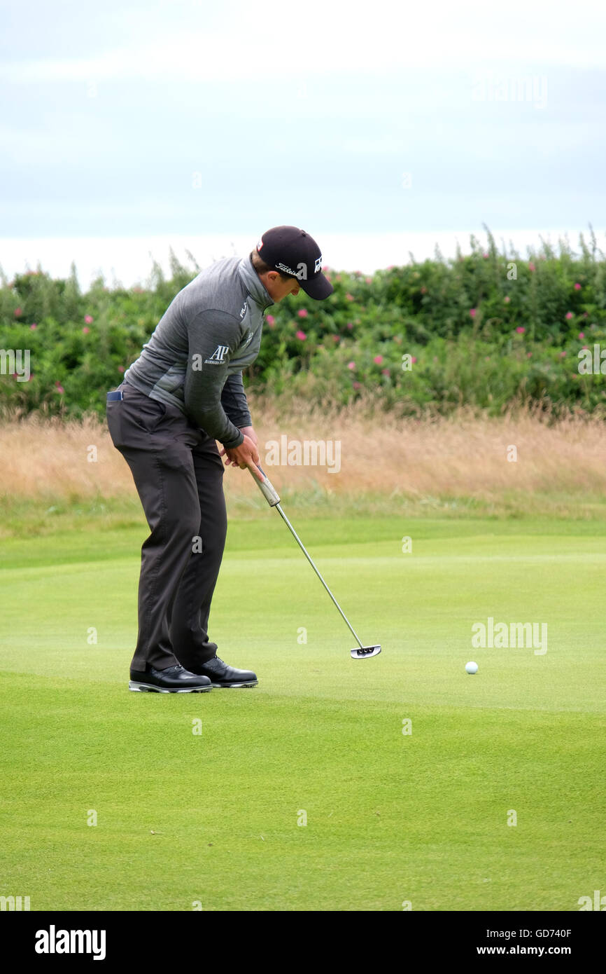 Paul Dunne putts auf dem Grün während des Trainings für die 2016 Open Golf Championship in Royal Troon, Schottland, Vereinigtes Königreich. Stockfoto