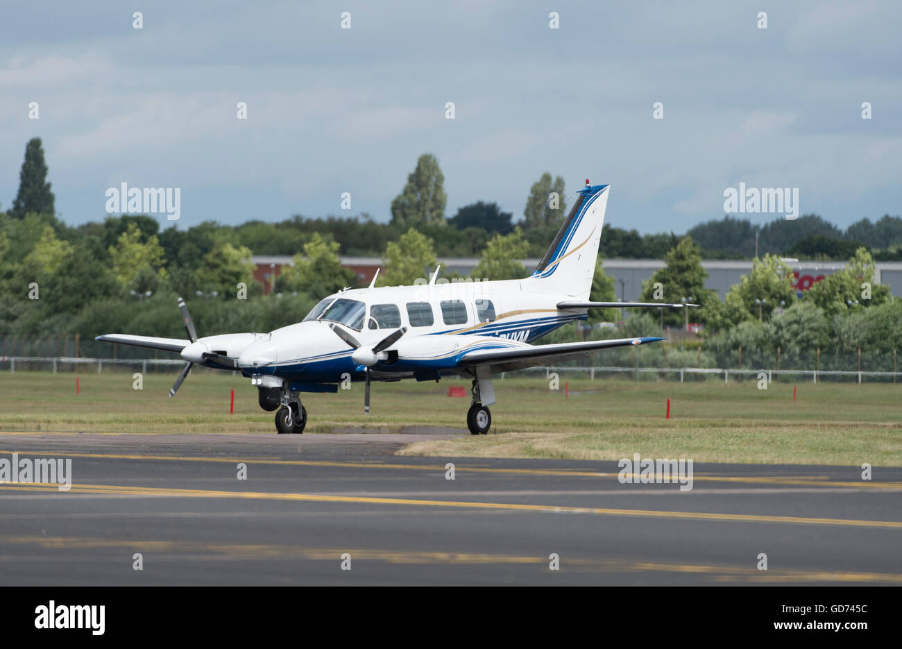 Farnborough, Hampshire, UK. 11. Juli 2016. Die Farnborough International Trade Airshow, Piper PA-31 Navajo landen. Stockfoto