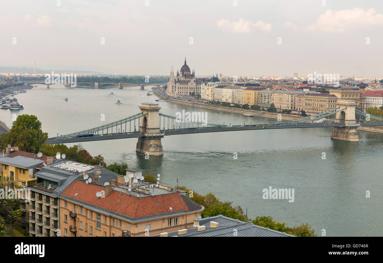 Budapest Stadtbild mit Kettenbrücke, Parlamentsgebäude und Donau, Ungarn Stockfoto