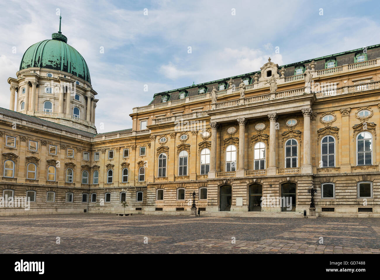 Fassade des Hofes im königlichen Palast Budaer Burg in Budapest, Ungarn Stockfoto