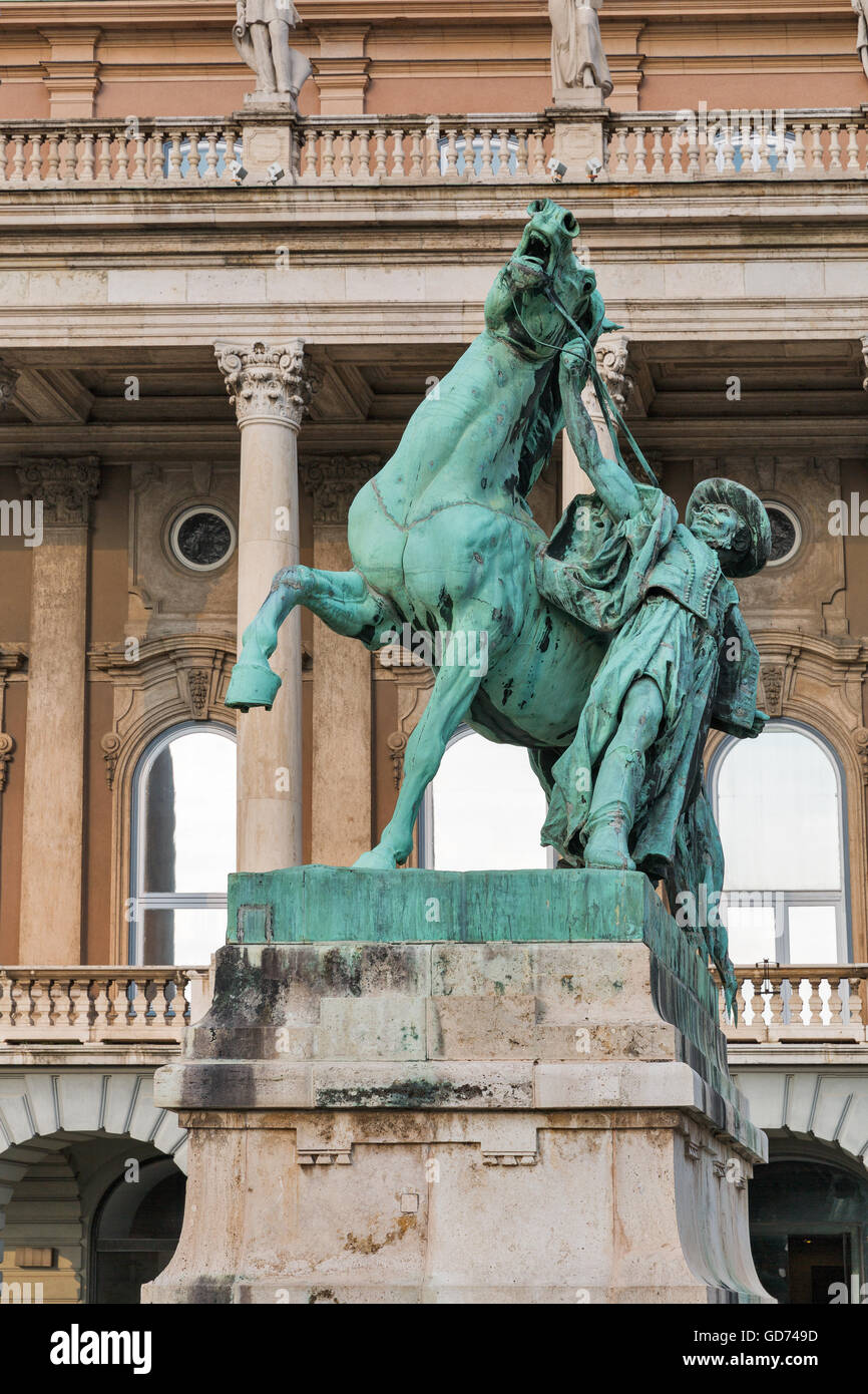 Die Statue der Csikos, ungarische Pferd Wrangler in der Gerichtshof der Budaer Burg in Budapest Ungarn. Statue Lofekezo durch Vastagh Györ Stockfoto