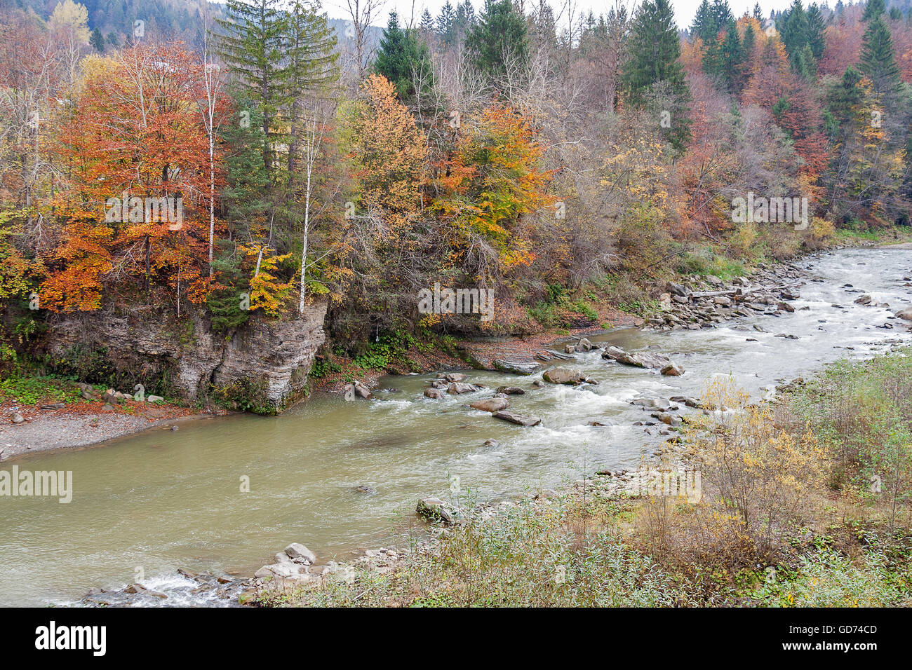 Karpaten Berge und den Fluss Prut im Herbst, Ukraine. Stockfoto