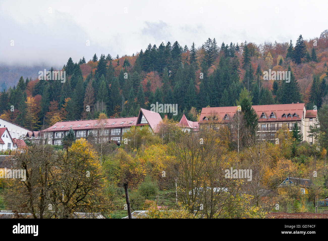Jaremtsche Dorf und die Berge im Herbst. Karpaten, Ukraine. Stockfoto
