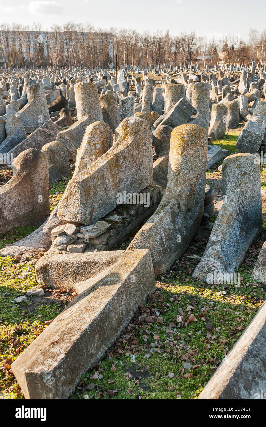 Gefallenen Grabsteine des alten jüdischen Friedhofs bei Sonnenuntergang Stockfoto
