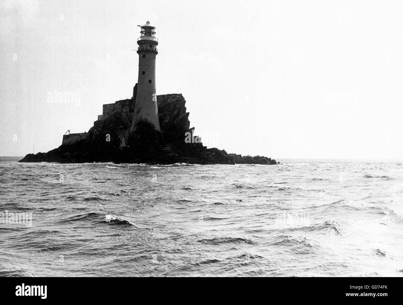 AJAX-NEWS-FOTOS. 1977. FASTNET ROCK, IRLAND.  IMPOSANTE GEBÄUDE DES GROßEN LEUCHTTURMS AUF FASTNET FELSEN VOR SÜDIRLAND UND DREHEN MARK FÜR DAS BERÜHMTE OCEAN YACHT RACE.  FOTO: JONATHAN EASTLAND/AJAX REF; LTH FASTNET 1977 Stockfoto