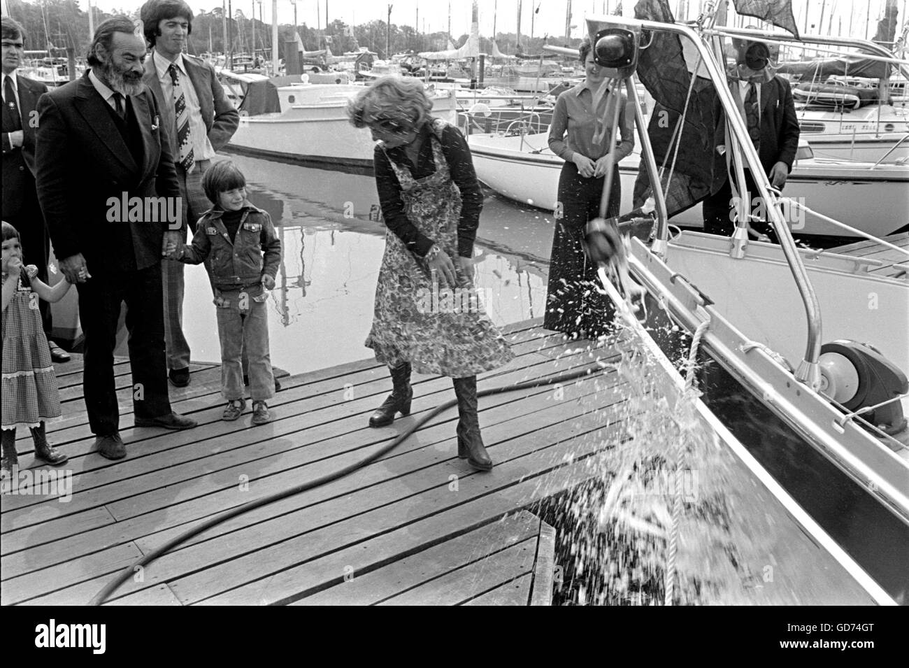 AJAXNETPHOTO. 1976. SWANWICK, ENGLAND. (L-R) ANGUS PRIMROSE (MIT BART  LOOKIS AN), WÄHREND SEINE FRAU MURLO DEMON DEMO NENNT, EINE MOODY 33 YACHT, DIE ER IM EINHÄNDIGEN TRANSATLANTISCHEN RENNEN ANTRETEN WIRD. FOTO: JONATHAN EASTLAND/AJAX REF:HDD:()PEO PRIMROSE MURLO 1976 Stockfoto