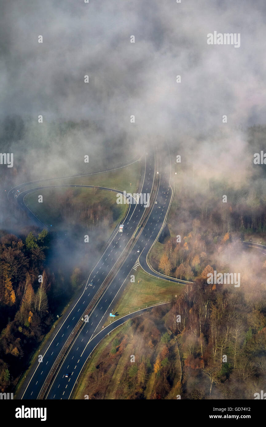 Luftaufnahme, Autobahn A46 in Arnsberg, Nebel und tief liegenden Wolken Felder auf der herbstlichen Autobahn, Arnsberg, Sauerland, Stockfoto