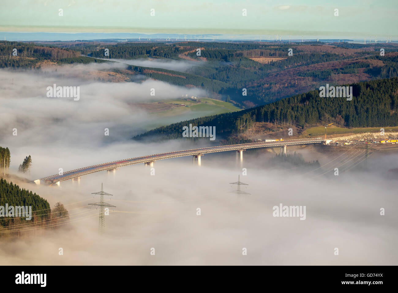 Luftaufnahme, Nuttlar, höchste Brücke Nordrhein-Westfalen im Morgennebel, Luftaufnahme von Bestwig, Sauerland, Stockfoto