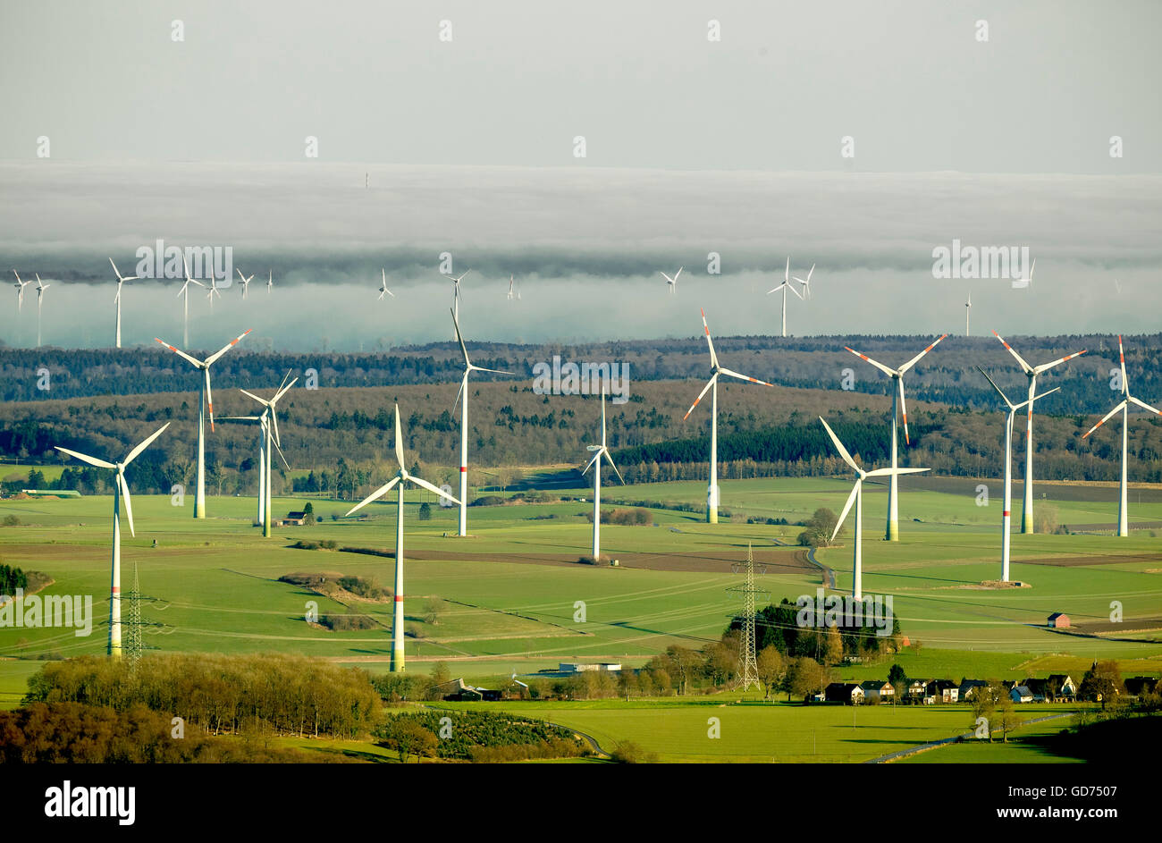 Luftaufnahme, Windkraftanlagen in Brilon Thülen, Brilon, Sauerland, Nordrhein-Westfalen, Deutschland, Europa, Luftaufnahme, Vögel- Stockfoto