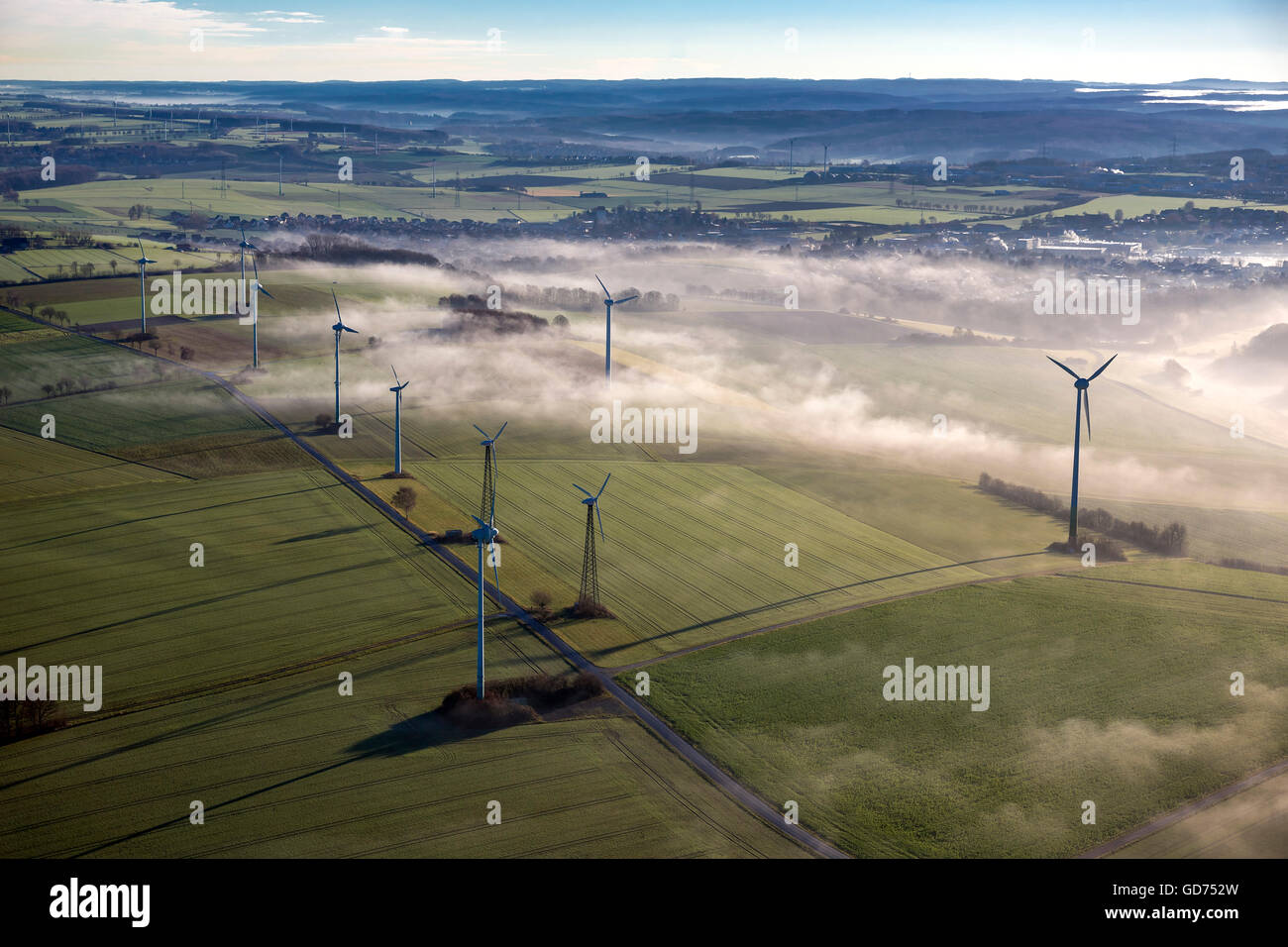 Morgennebel, Sauerland, Europa, Luftbild, Luftaufnahme, Windkraftanlagen auf dem Haarstrang, Hügel am Ense in der Nähe von Möhnesee Stockfoto
