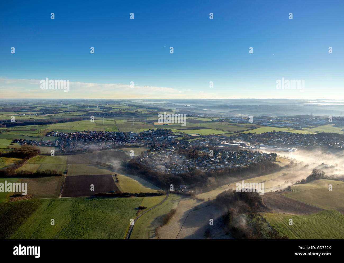 Morgennebel, Sauerland, Europa, Luftbild, Luftaufnahme, Windkraftanlagen auf dem Haarstrang, Hügel am Ense in der Nähe von Möhnesee Stockfoto