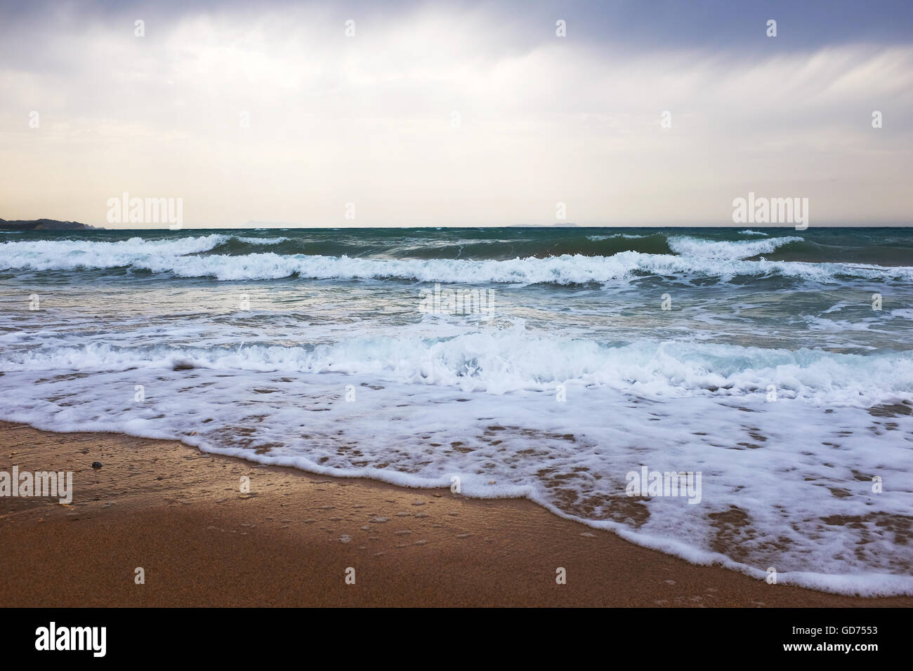 Corfu Beach. Blick über den Strand umspült von den Wellen in Acharavi auf der griechischen Insel Korfu Griechenland Stockfoto